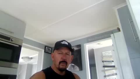 Snapshot of friskyneedsum chatting on 09/23/25, 01:03 bob online show from 09/23/25, 01:03