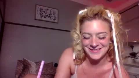 Snapshot of frommarywithlove chatting on 10/14/25, 10:16 frommarywithlove online show from 10/14/25, 10:16