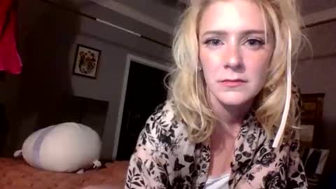 Snapshot of frommarywithlove chatting on 10/23/25, 12:43 frommarywithlove online show from 10/23/25, 12:43