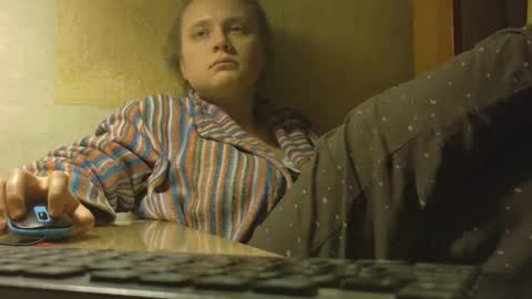 Snapshot of frumcake chatting on 12/22/25, 12:40 FrumCake online show from 12/22/25, 12:40