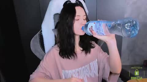 Snapshot of funny_bunny23 chatting on 11/15/25, 03:04 Eva online show from 11/15/25, 03:04