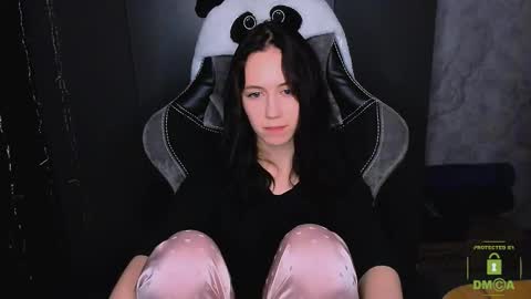 Snapshot of funny_bunny23 chatting on 11/21/25, 03:44 Eva online show from 11/21/25, 03:44