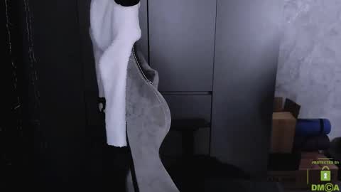 Snapshot of funny_bunny23 chatting on 11/23/25, 02:33 Eva online show from 11/23/25, 02:33