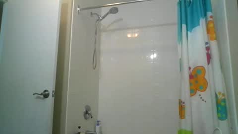 Snapshot of fuzzypeaches87 chatting on 12/03/25, 06:28 fuzzypeaches87 online show from 12/03/25, 06:28