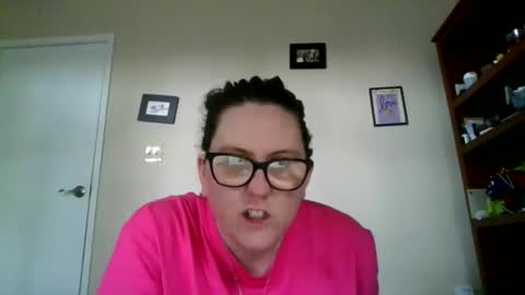 Snapshot of fuzzypeaches87 chatting on 03/16/26, 06:34 fuzzypeaches87 online show from 03/16/26, 06:34