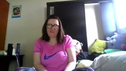 Snapshot of fuzzypeaches87 chatting on 03/21/26, 05:27 fuzzypeaches87 online show from 03/21/26, 05:27