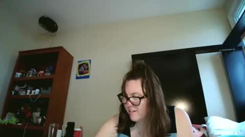 Snapshot of fuzzypeaches87 chatting on 04/18/26, 05:06 fuzzypeaches87 online show from 04/18/26, 05:06