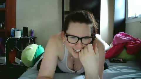 Snapshot of fuzzypeaches87 chatting on 04/19/26, 05:45 fuzzypeaches87 online show from 04/19/26, 05:45