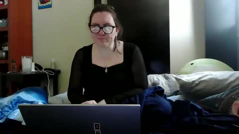 fuzzypeaches87 online show from 05/04/26, 06:15