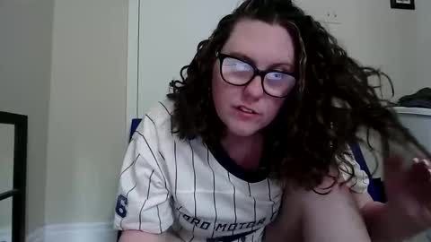 fuzzypeaches87 online show from 06/01/26, 07:37