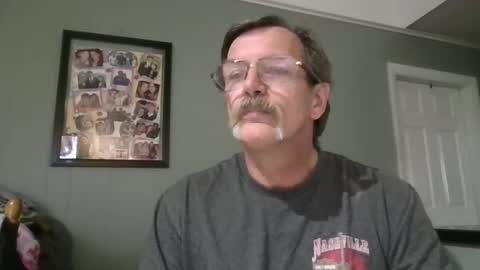 Snapshot of fxson8 chatting on 11/17/25, 07:19 fxson8 online show from 11/17/25, 07:19