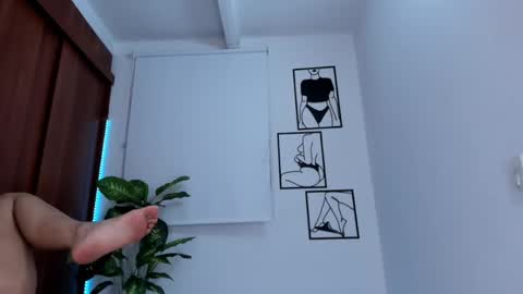 Snapshot of gaby_girl chatting on 01/10/25, 12:27    online show from 01/10/25, 12:27