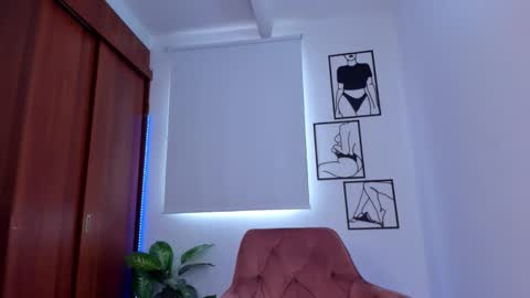 Snapshot of gaby_girl chatting on 10/19/25, 06:52    online show from 10/19/25, 06:52