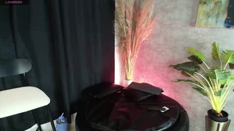 Snapshot of gaby_montiel chatting on 11/16/25, 01:33 online show from 11/16/25, 01:33