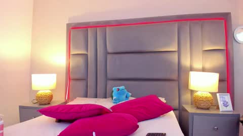 gabymoreau online show from 11/06/25, 08:21