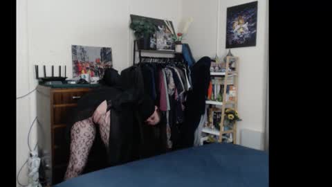 Snapshot of gangbangxxxgirl chatting on 10/18/25, 10:27 HOT  online show from 10/18/25, 10:27