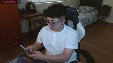 Snapshot of gay_in_purple chatting on 12/28/24, 07:43 Matt male pronouns please online show from 12/28/24, 07:43