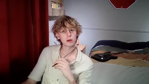 Snapshot of gayblondboy chatting on 10/26/25, 07:31 gayblondboy online show from 10/26/25, 07:31