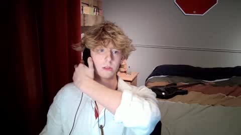 Snapshot of gayblondboy chatting on 10/28/25, 11:29 gayblondboy online show from 10/28/25, 11:29