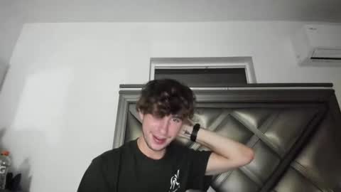 Snapshot of gayndepressed chatting on 09/25/25, 04:27 Trace online show from 09/25/25, 04:27