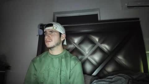 Snapshot of gayndepressed chatting on 12/18/25, 02:06 Trace online show from 12/18/25, 02:06