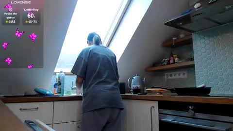 Snapshot of genev__ievee chatting on 12/22/25, 10:56 genev__ievee online show from 12/22/25, 10:56