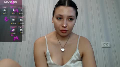Snapshot of genev__ievee chatting on 04/05/26, 03:42 genev__ievee online show from 04/05/26, 03:42