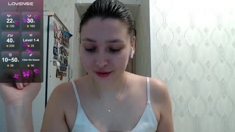 Snapshot of genev__ievee chatting on 04/06/26, 04:19 genev__ievee online show from 04/06/26, 04:19