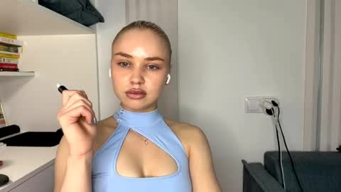 Snapshot of gennieleakes chatting on 04/22/26, 11:56 Sunny online show from 04/22/26, 11:56