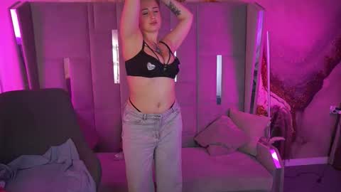 Snapshot of gentleadellee chatting on 11/10/25, 01:43 gentleadellee online show from 11/10/25, 01:43