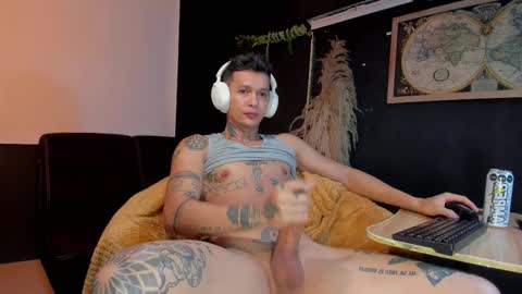 independent model online show from 11/11/25, 10:15