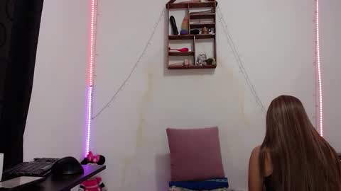 L A U R A online show from 02/18/25, 03:10