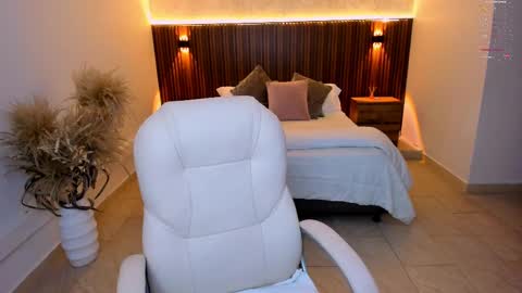 Gia lowry online show from 02/14/25, 03:11