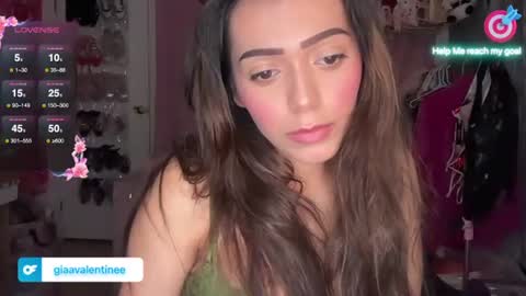 Snapshot of giaavalentinee chatting on 11/04/25, 01:05 Gia online show from 11/04/25, 01:05