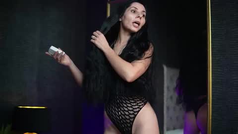 Snapshot of giaeasyice chatting on 11/18/25, 08:35 Gia online show from 11/18/25, 08:35