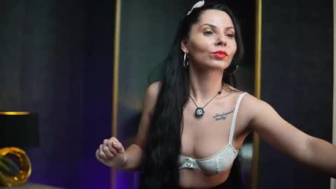 Snapshot of giaeasyice chatting on 12/17/25, 09:21 Gia online show from 12/17/25, 09:21