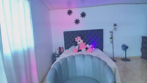 Giana Roberts online show from 11/12/25, 04:18