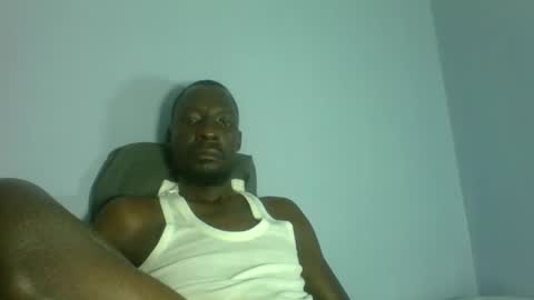Snapshot of giant_couple chatting on 04/29/26, 02:48 giant_couple online show from 04/29/26, 02:48