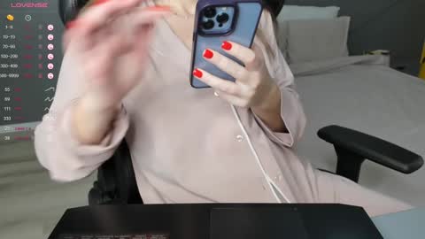 gigihadd online show from 12/01/24, 07:36