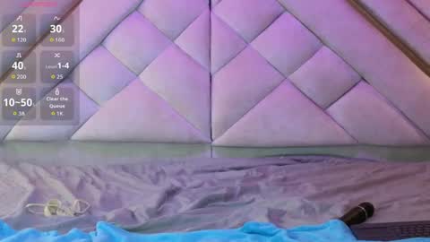 Giigii Hadid  online show from 04/15/26, 07:58