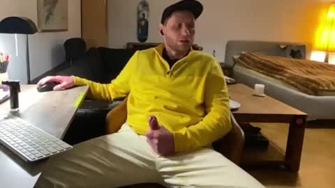 Snapshot of gilbertlachsmann chatting on 01/19/25, 08:07 Sebastian online show from 01/19/25, 08:07