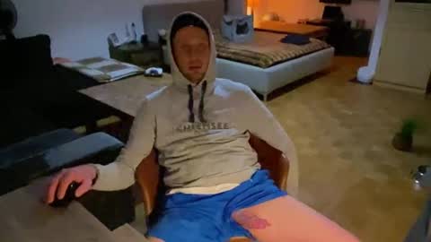 Snapshot of gilbertlachsmann chatting on 03/02/25, 11:42 Sebastian online show from 03/02/25, 11:42