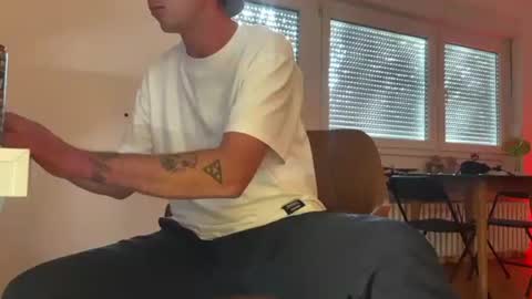 Snapshot of gilbertlachsmann chatting on 09/27/25, 08:19 Sebastian online show from 09/27/25, 08:19