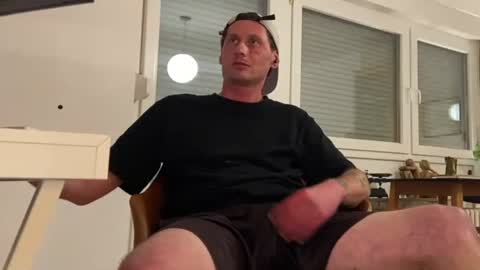 Snapshot of gilbertlachsmann chatting on 09/27/25, 11:10 Sebastian online show from 09/27/25, 11:10