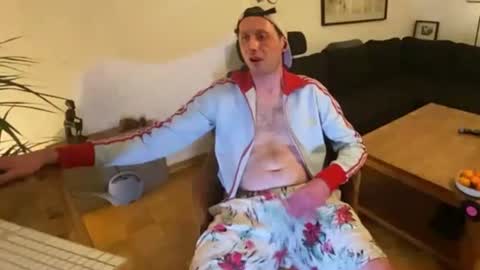 Snapshot of gilbertlachsmann chatting on 11/09/25, 12:09 Sebastian online show from 11/09/25, 12:09