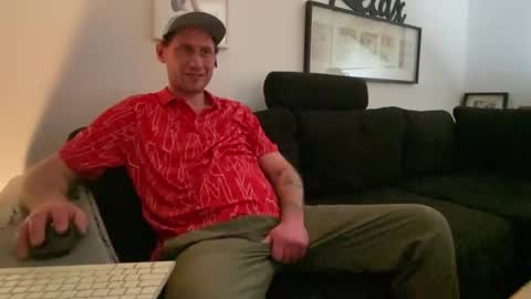 Snapshot of gilbertlachsmann chatting on 11/28/25, 03:42 Sebastian online show from 11/28/25, 03:42