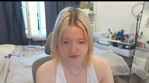 Snapshot of gimmergirls_ chatting on 07/15/26, 04:07 Klara online show from 07/15/26, 04:07