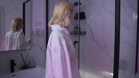 Gin online show from 11/15/25, 06:33