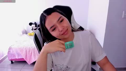 Snapshot of girl_alana chatting on 12/22/25, 12:46 Alana online show from 12/22/25, 12:46