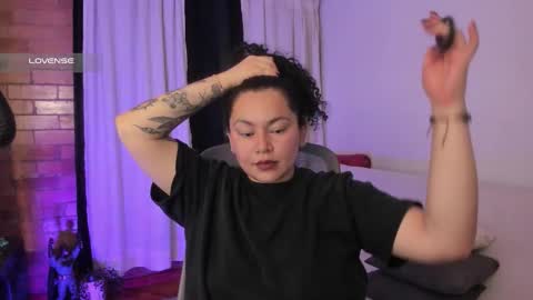 girl_inline online show from 11/18/25, 12:49